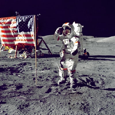 站在美国国旗旁的宇航员